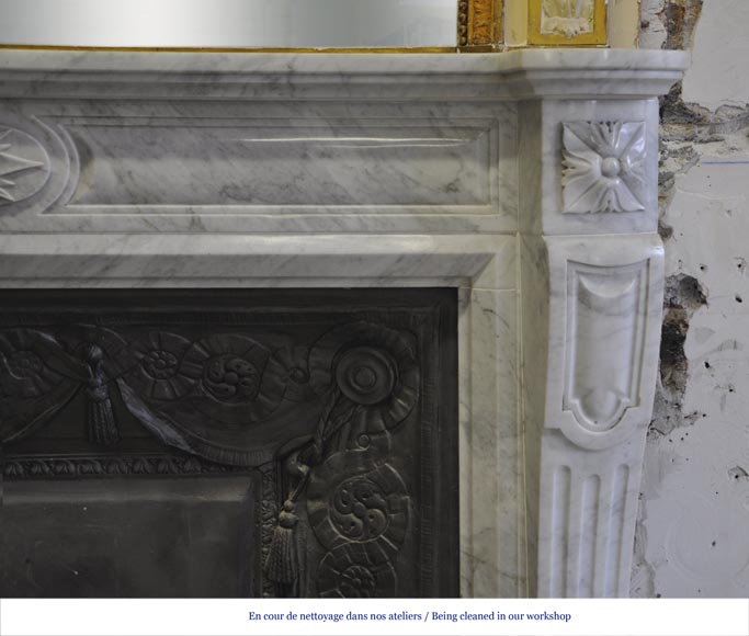 Grande cheminée de style Louis XVI en marbre Blanc de Carrare avec son intérieur en fonte et son trumeau-7