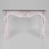 Belle cheminée ancienne de style Louis XV à décor riche en marbre Blanc de Carrare