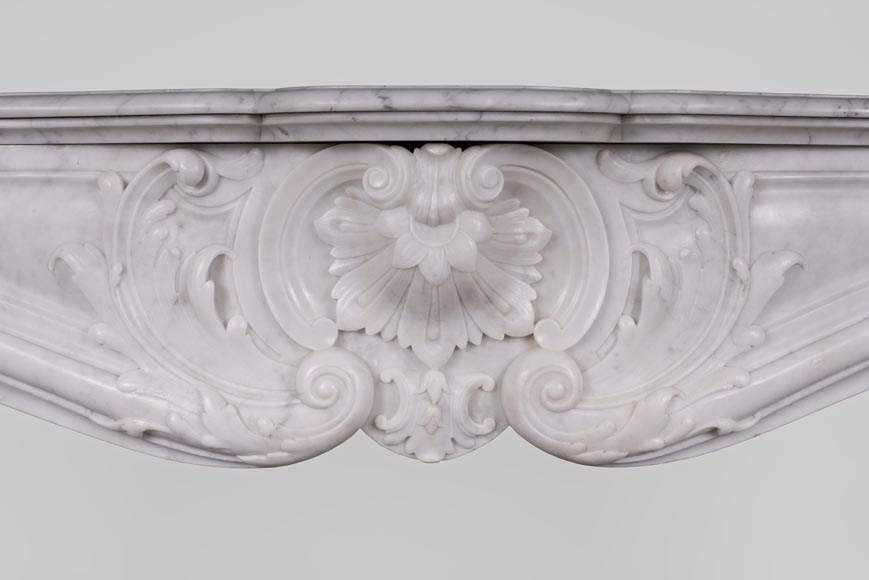 Belle cheminée ancienne de style Louis XV à décor riche en marbre Blanc de Carrare-1