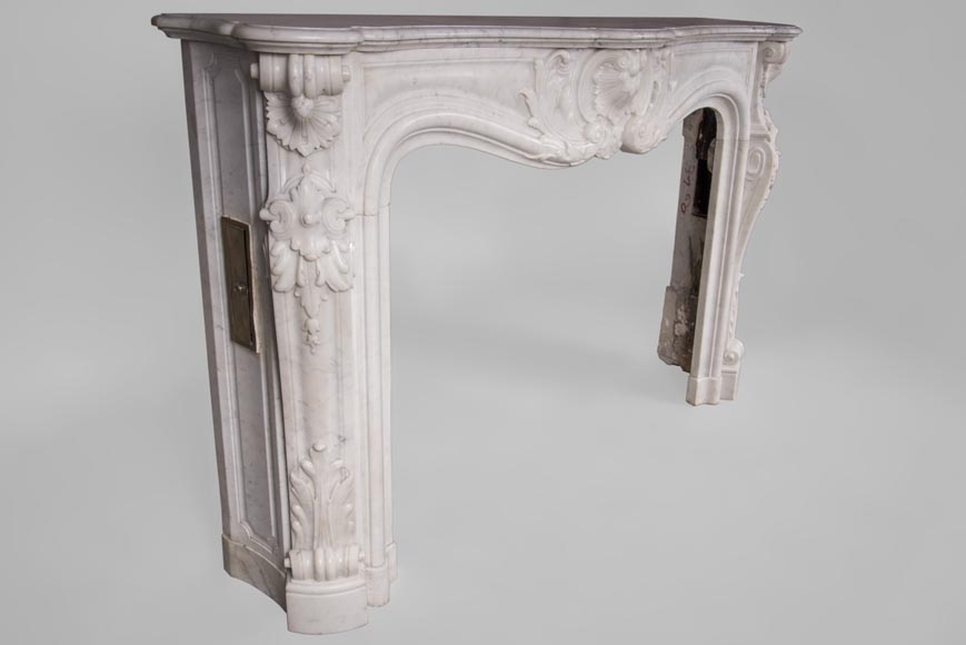 Belle cheminée ancienne de style Louis XV à décor riche en marbre Blanc de Carrare-3