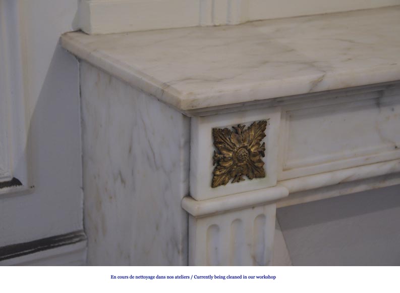 Cheminée ancienne de style Louis XVI en marbre Blanc de Carrare veiné et ornements de bronze doré-3