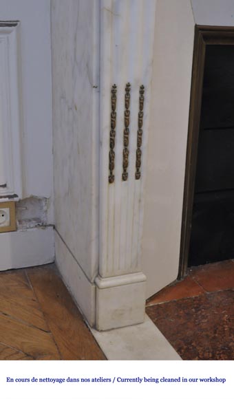 Cheminée ancienne de style Louis XVI en marbre Blanc de Carrare veiné et ornements de bronze doré-4