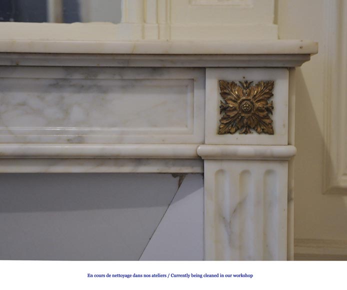 Cheminée ancienne de style Louis XVI en marbre Blanc de Carrare veiné et ornements de bronze doré-6