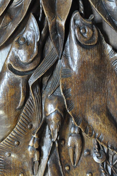 Grande pièce de boiserie ancienne en chêne sculpté à décor de trophées de chasse et natures mortes-11