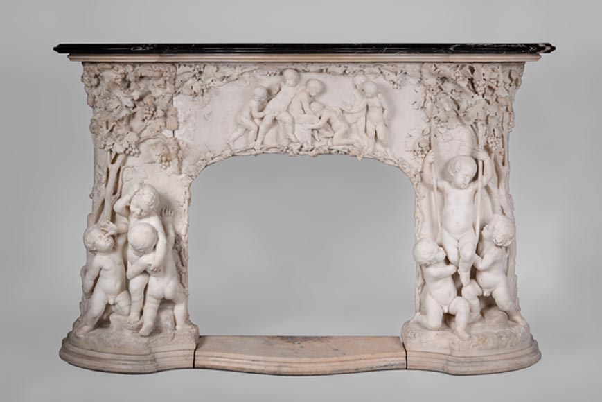Les Jeux de l'Enfance, extraordinaire cheminée ancienne en marbre Statuaire sculpté en haut-relief à décor de putti-0