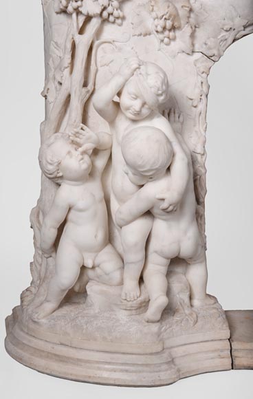 Les Jeux de l'Enfance, extraordinaire cheminée ancienne en marbre Statuaire sculpté en haut-relief à décor de putti-3