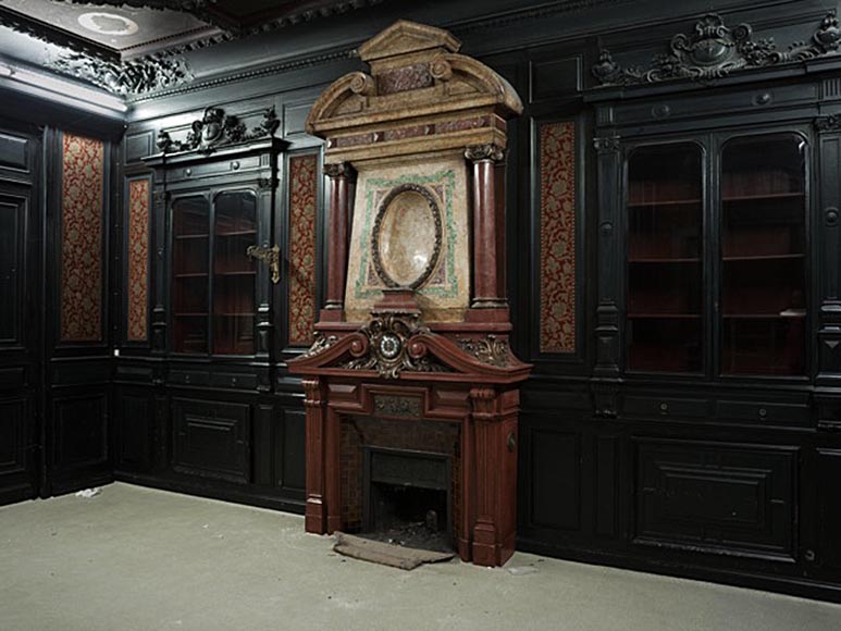 Rare pièce de boiserie Napoléon III en bois noirci avec sa cheminée monumentale en stuc à l'imitation du porphyre-1