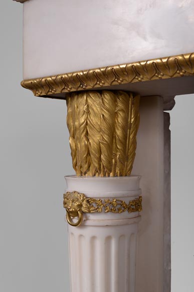 Très belle cheminée ancienne de style Louis XVI en marbre Statuaire de Carrare à colonnes en forme de carquois et ornements de bronze doré d'après le modèle du Château de Fontainebleau-9