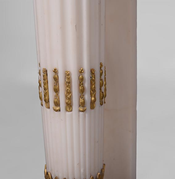 Très belle cheminée ancienne de style Louis XVI en marbre Statuaire de Carrare à colonnes en forme de carquois et ornements de bronze doré d'après le modèle du Château de Fontainebleau-10