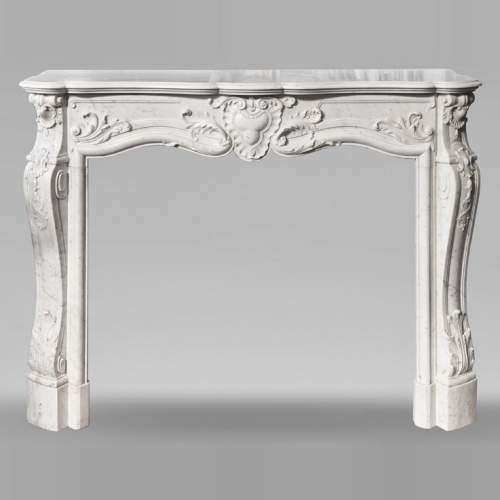 Cheminée de style Louis XV en marbre de Carrare richement décorée