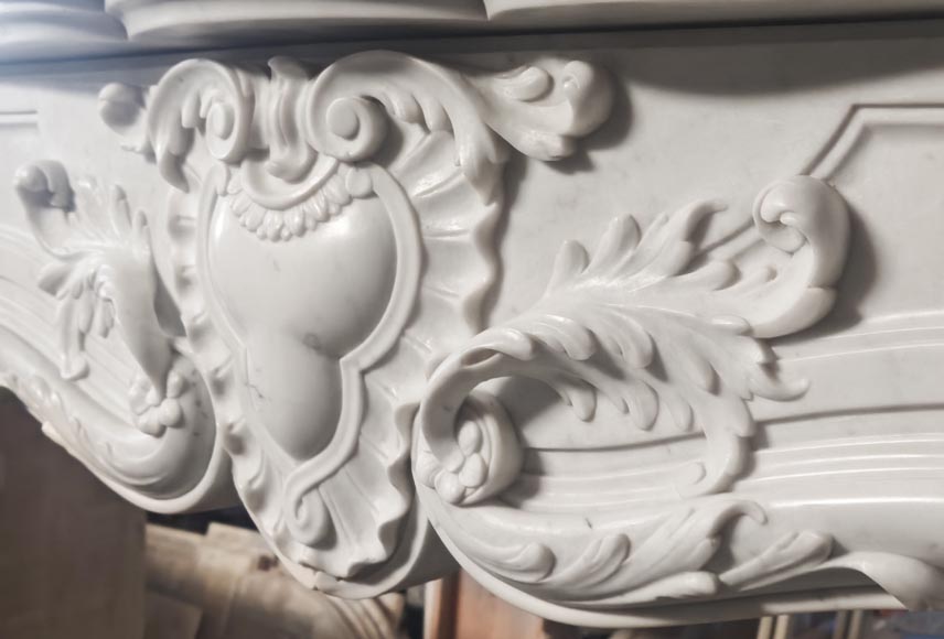 Cheminée de style Louis XV en marbre de Carrare richement décorée Cheminée de style Louis XV en marbre de Carrare richement décorée-3