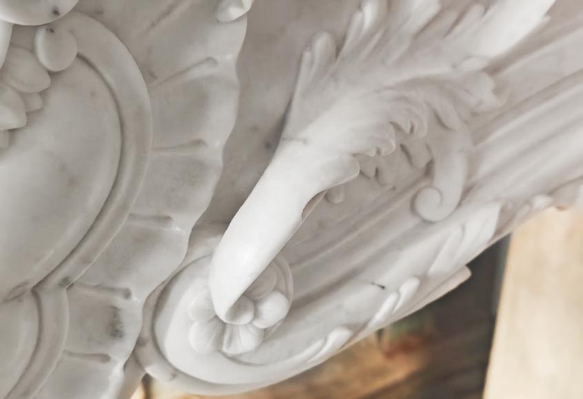 Cheminée de style Louis XV en marbre de Carrare richement décorée Cheminée de style Louis XV en marbre de Carrare richement décorée-4