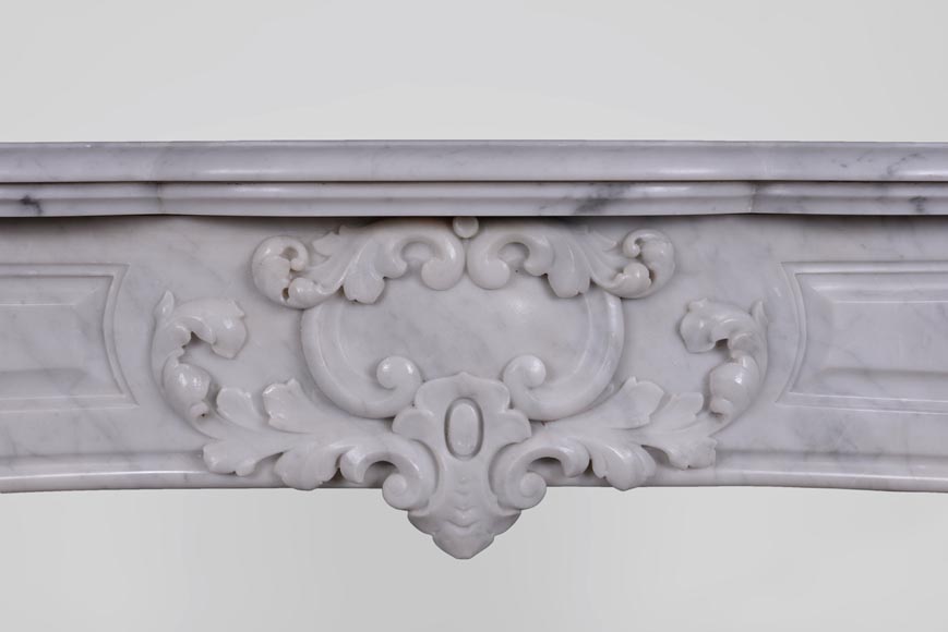 Cheminée ancienne de style Régence en marbre de Carrare-1