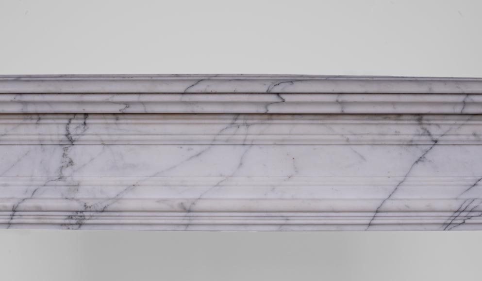 Cheminée ancienne de style Louis XVI à cannelures en marbre de Carrare veiné-1