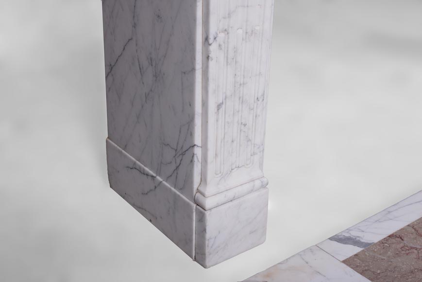 Cheminée ancienne de style Louis XVI à cannelures en marbre de Carrare veiné-4