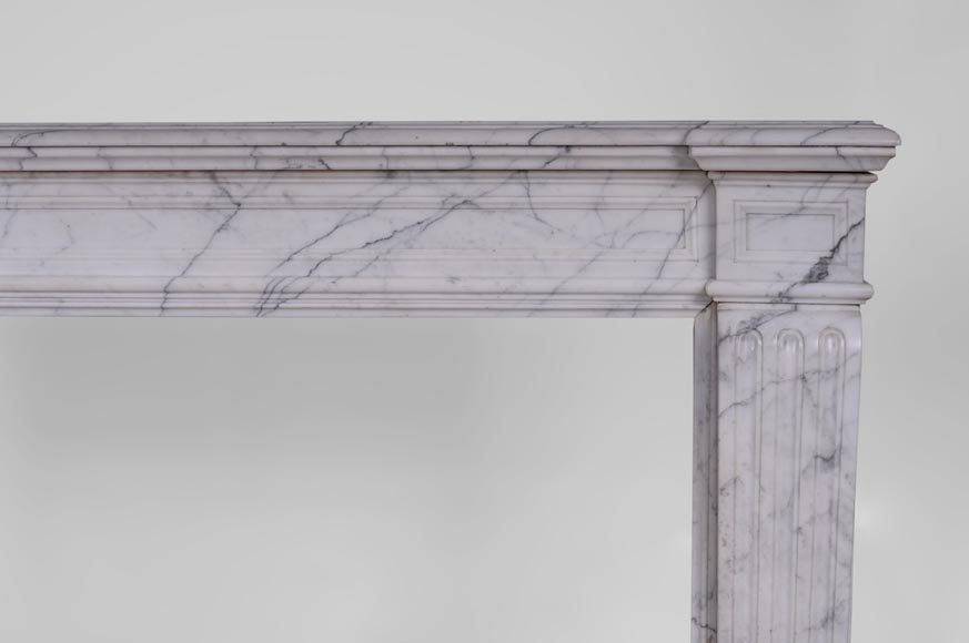 Cheminée ancienne de style Louis XVI à cannelures en marbre de Carrare veiné-6