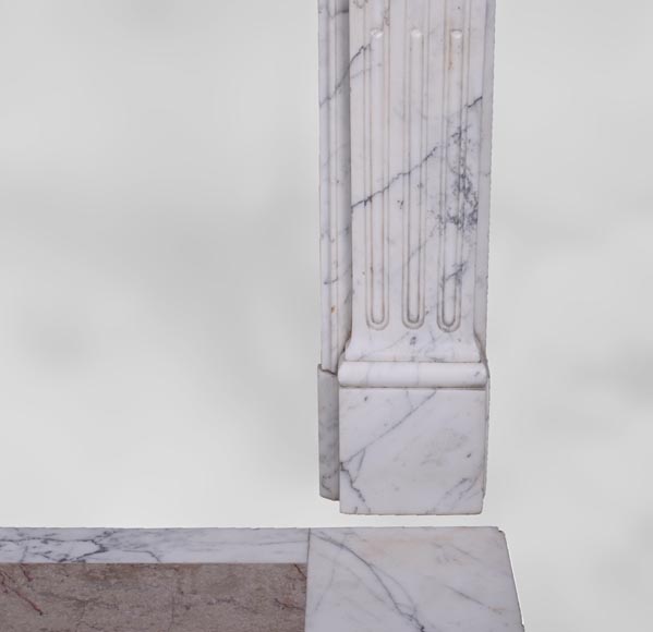Cheminée ancienne de style Louis XVI à cannelures en marbre de Carrare veiné-7