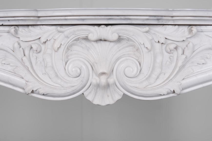 Belle cheminée ancienne de style Louis XV à coquille sculptée en marbre de Carrare-1