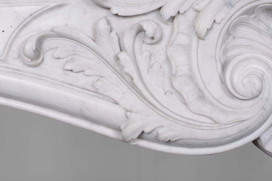 Belle cheminée ancienne de style Louis XV à coquille sculptée en marbre de Carrare-3