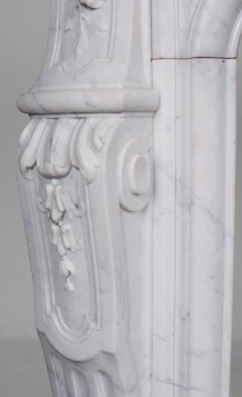 Belle cheminée ancienne de style Louis XV à coquille sculptée en marbre de Carrare-7