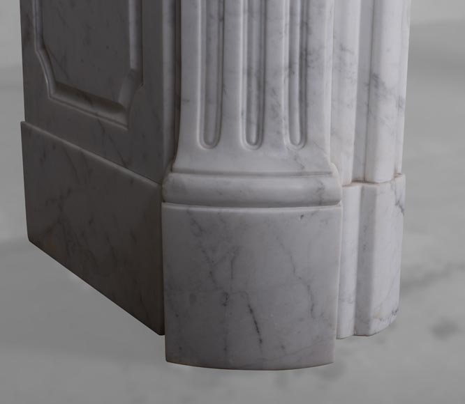 Belle cheminée ancienne de style Louis XV à coquille sculptée en marbre de Carrare-8