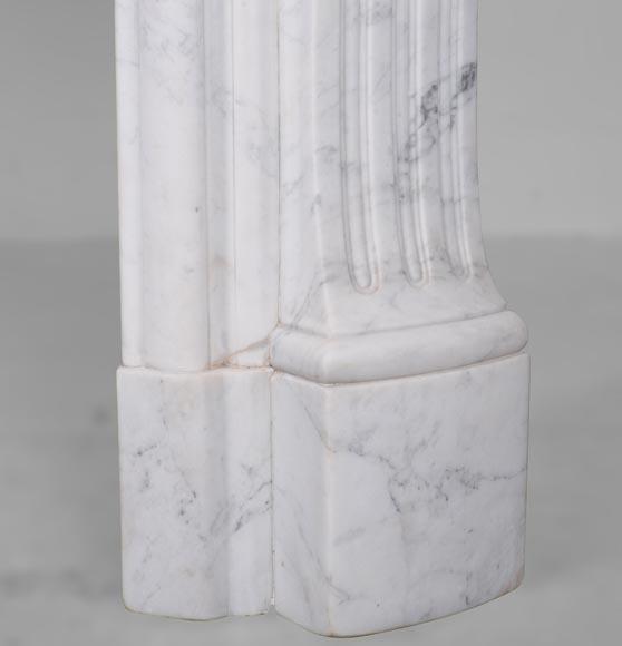 Belle cheminée ancienne de style Louis XV à coquille sculptée en marbre de Carrare-12