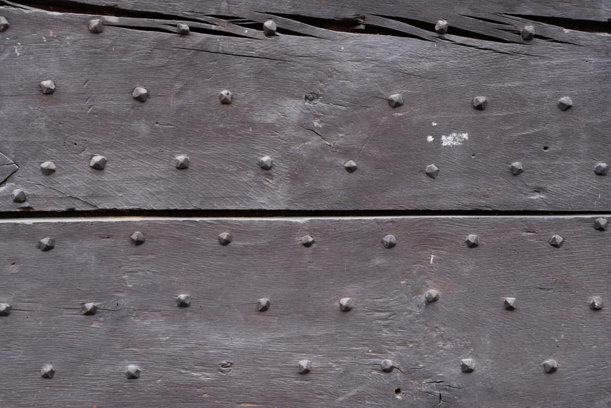 Rare porte ancienne en chêne à lames cloutées, XVIIIè siècle-2
