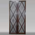 Belle grande double porte ancienne de style Art déco en bois et verre gravé au décor de losanges 