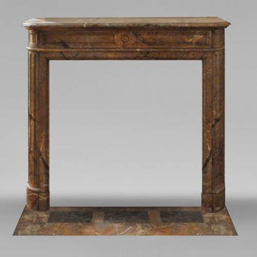 Cheminée de style Louis XVI aux coins arrondis, en marbre Sarrancolin