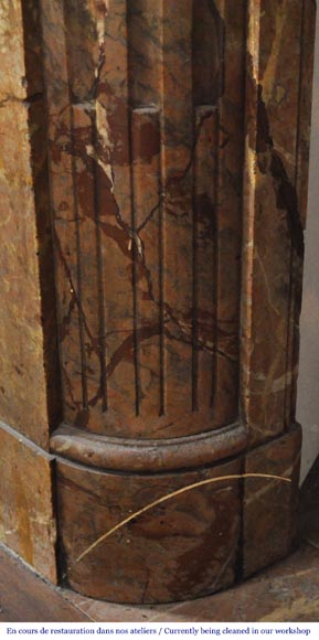 Cheminée de style Louis XVI aux coins arrondis, en marbre Sarrancolin Cheminée de style Louis XVI aux coins arrondis, en marbre Sarrancolin-4