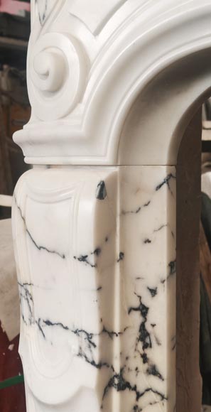 Cheminée de style Louis XV en marbre Paonazzo décorée d'une coquille feuillagée-7