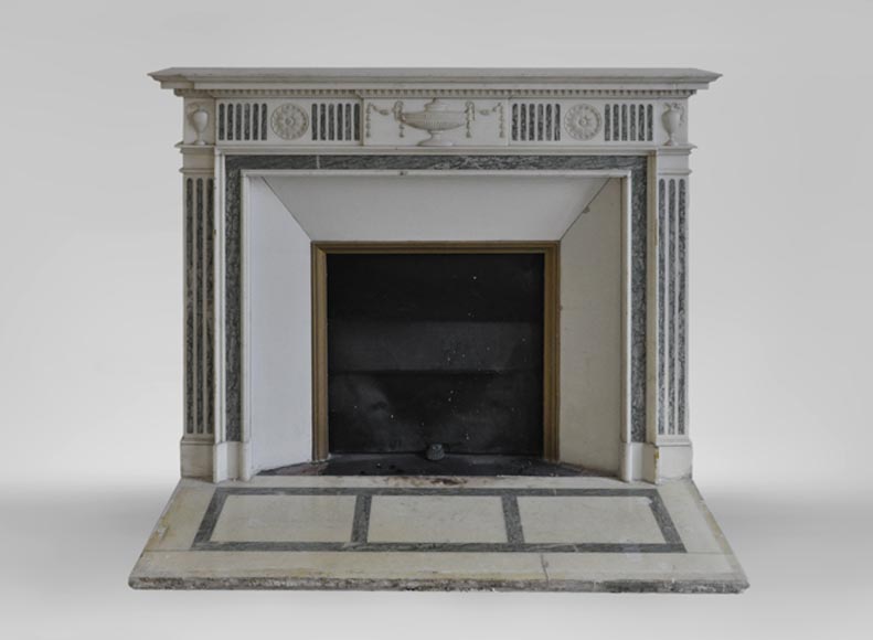Belle cheminée ancienne de style Victorien en marbre Statuaire de Carrare et incrustations de marbre Vert d'Estours aux vases et à la coupe-0