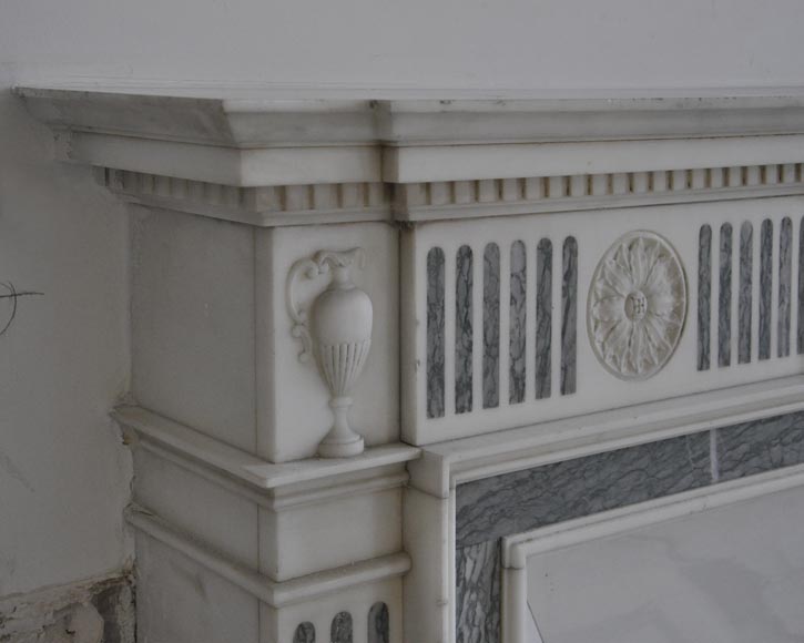 Belle cheminée ancienne de style Victorien en marbre Statuaire de Carrare et incrustations de marbre Vert d'Estours aux vases et à la coupe-4
