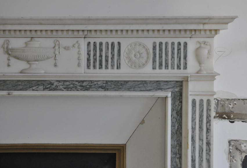 Belle cheminée ancienne de style Victorien en marbre Statuaire de Carrare et incrustations de marbre Vert d'Estours aux vases et à la coupe-8