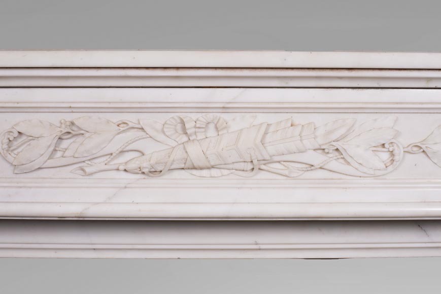 Cheminée ancienne de style Louis XVI, en marbre de Carrare, au carquois-1