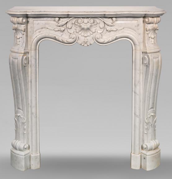 Cheminée de style Louis XV en marbre de Carrare au décor de palmettes-0
