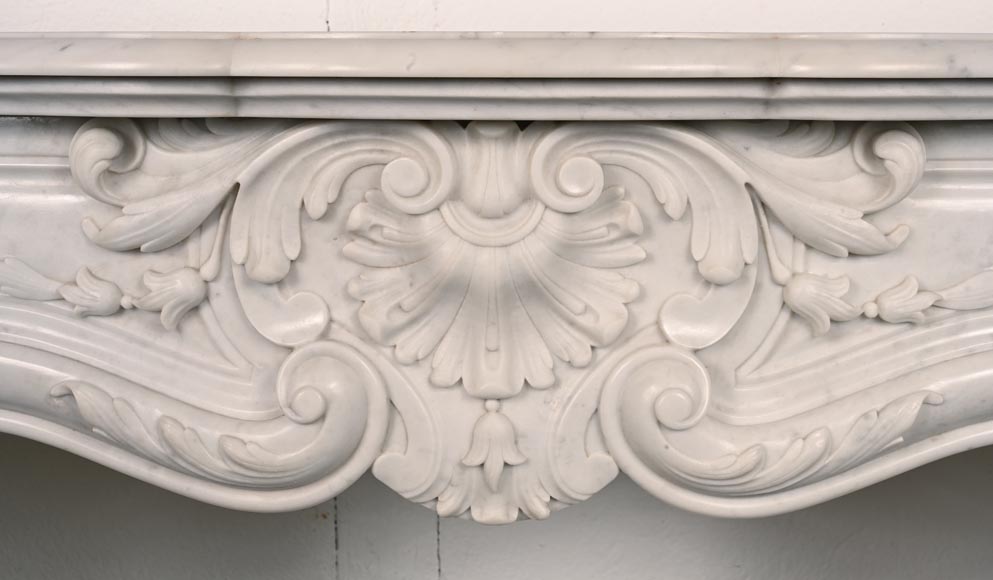 Cheminée de style Louis XV en marbre de Carrare au décor de palmettes-1