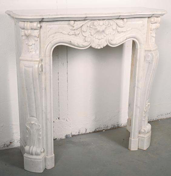 Cheminée de style Louis XV en marbre de Carrare au décor de palmettes-2