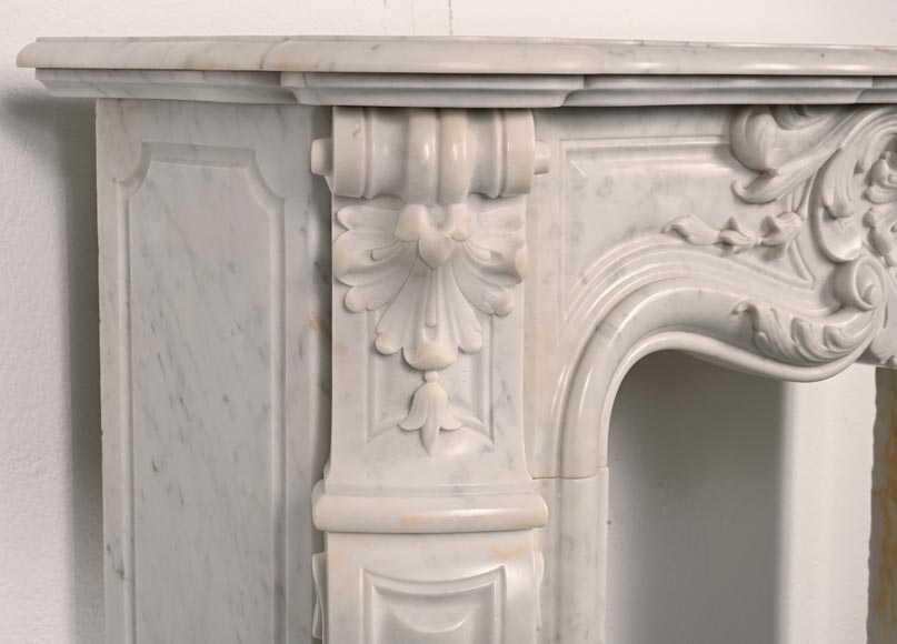 Cheminée de style Louis XV en marbre de Carrare au décor de palmettes-3