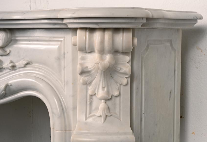 Cheminée de style Louis XV en marbre de Carrare au décor de palmettes-5