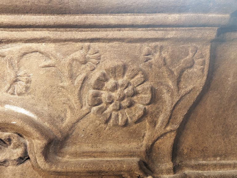Chéminée d'époque Louis XIII en pierre au décor végétal-2