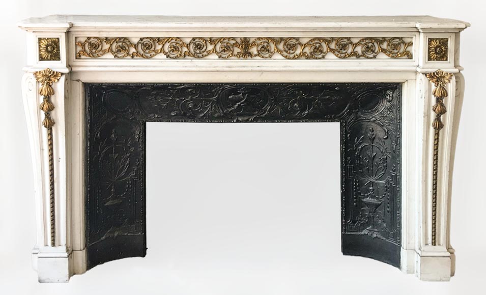 Belle cheminée de style Louis XVI en marbre blanc de Carrare aux ornements de bronze-0