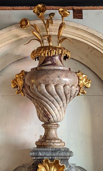 Exceptionnelle fontaine de style Régence en marbres et bronze-3