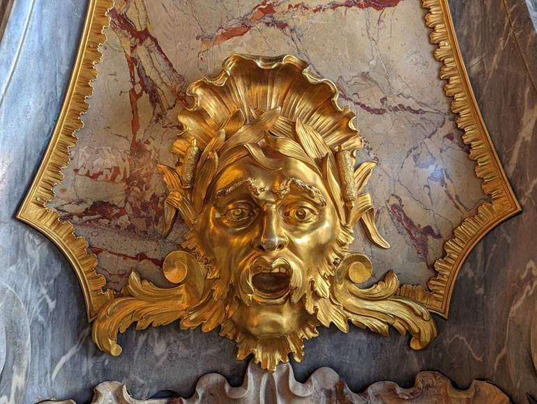 Exceptionnelle fontaine de style Régence en marbres et bronze-9