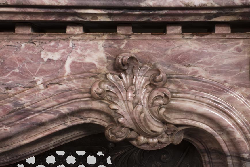 Très belle cheminée ancienne de style Louis XV en marbre Fleur de Pêcher richement sculptée-3