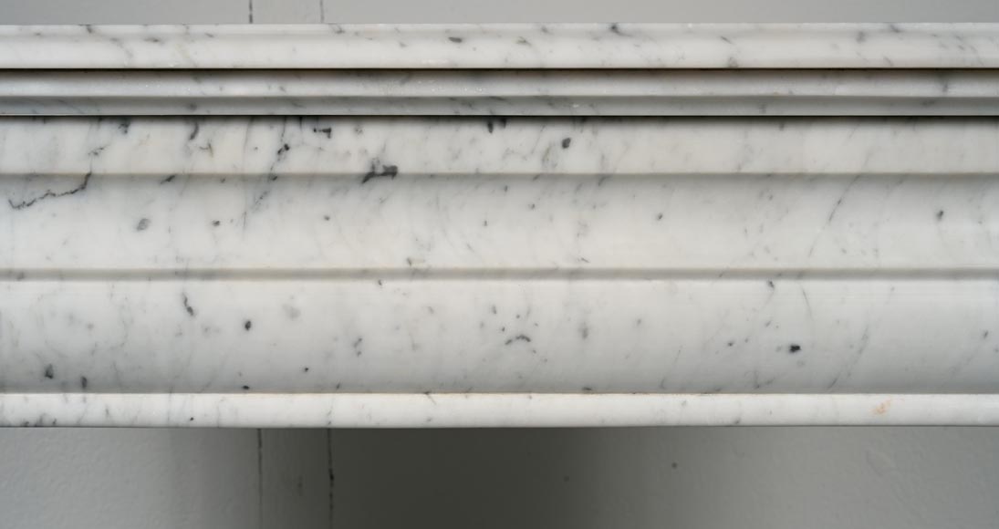 Cheminée de style Louis XIV en marbre de Carrare moucheté-2
