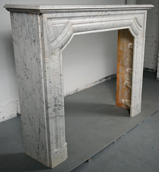 Cheminée de style Louis XIV en marbre de Carrare moucheté-3