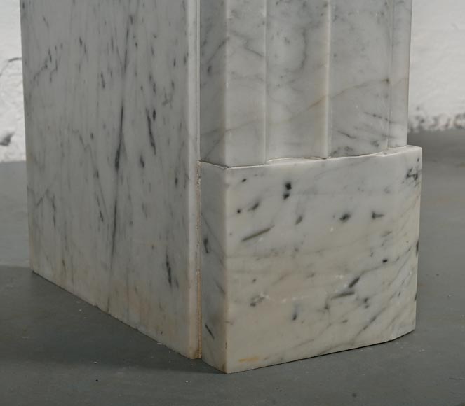 Cheminée de style Louis XIV en marbre de Carrare moucheté-5