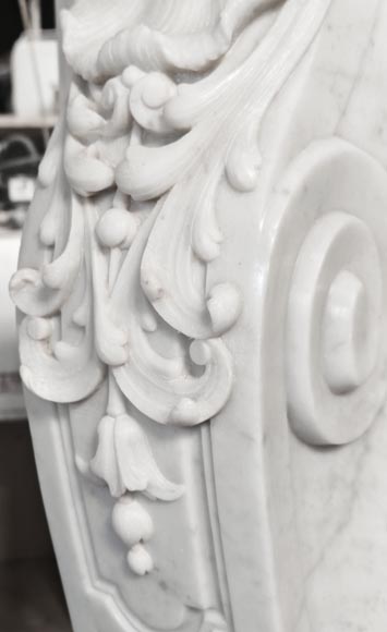 Cheminée de style Louis XV en marbre de Carrare richement décorée de coquilles et de fleurs Cheminée de style Louis XV en marbre de Carrare richement décorée de coquilles et de fleurs-8