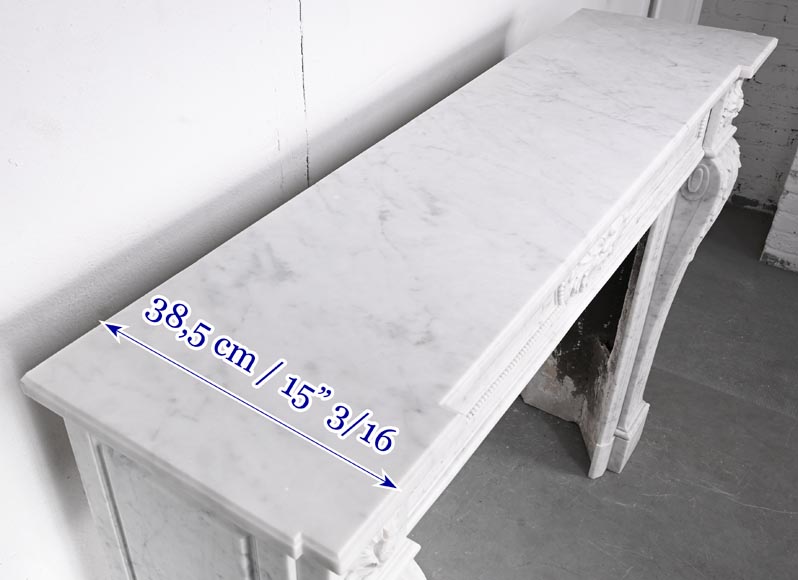 Cheminée de style Louis XVI en marbre de Carrare, décorée de feuilles d'acanthe-10